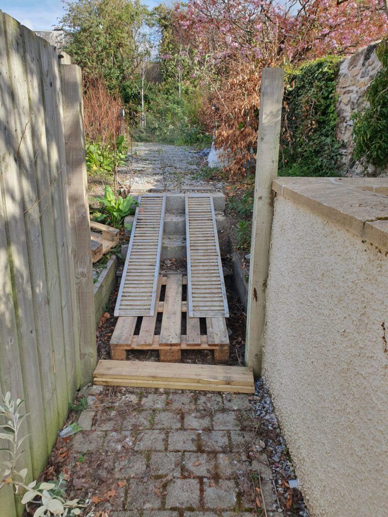 Access ramp for drilling rig up steps